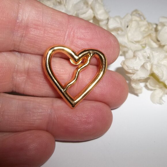 Gold Heart Pin Brooch Small Fashion Accessory Jewelry Gift Idea Woman D190 - Picture 4 of 6